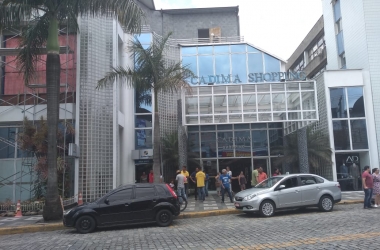 O shopping na Rua Moisés Amélio (Foto: Guilherme Alt)