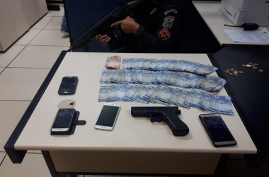 Celulares roubados, pistola de brinquedo e notas de R$ 2 encontrados com o detido (Foto: 11BPM)