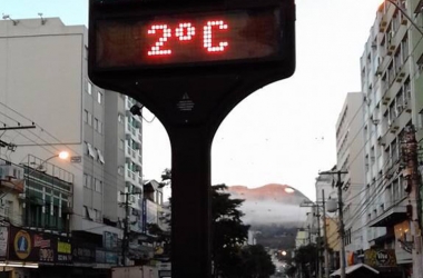 O termômetro da Alberto Braune marcando 2 graus às 7h30 desta segunda-feira (Foto do leitor Afrânio Afra)