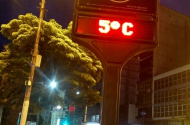 Termômetro no Centro de Friburgo marcando 5 graus às 6h desta segunda (Reprodução da internet)