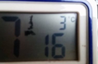 Foto de leitora, moradora de Conquista, mostra 3 graus às 7h16 da manhã desta terça, 27