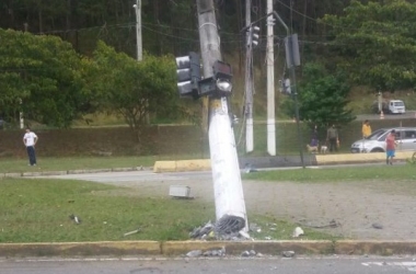 O poste derrubado após o impacto da batida (Foto de leitor)