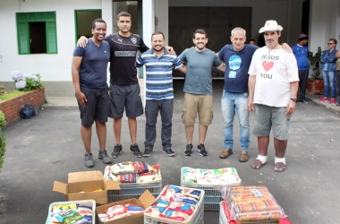 A entrega dos alimentos arrecadados na partida da solidariedade ocorreu ontem à tarde reunindo alguns profissionais da imprensa local (Divulgação)