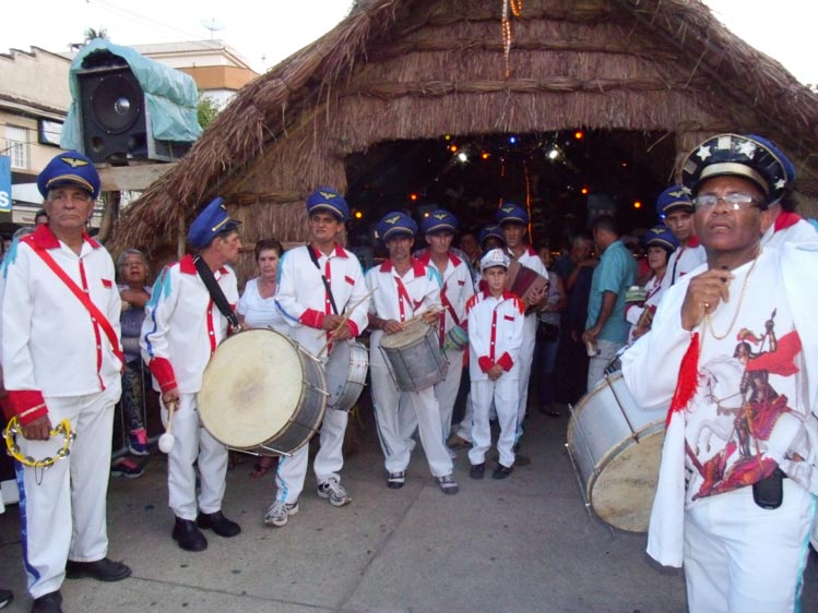 Folia de reis em frente ao presépio da Praça Lafayette Bravo (Foto: Arquivo A VOZ DA SERRA)