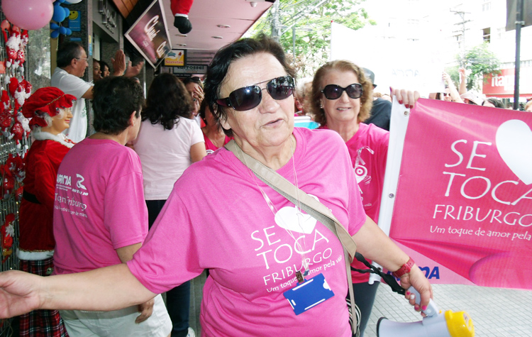 Caminhada do Outubro Rosa de 2010 (Foto: Arquivo A Voz da Serra)