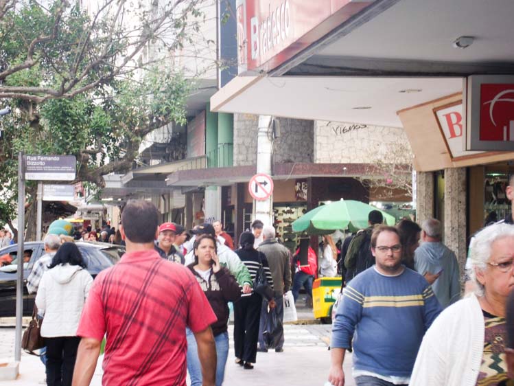 O comércio na Avenida Alberto Braune esteve movimentado nesta sexta-feira, 8, vésperas do Dia das Mães (Amanda Tinoco/A Voz da Serra)