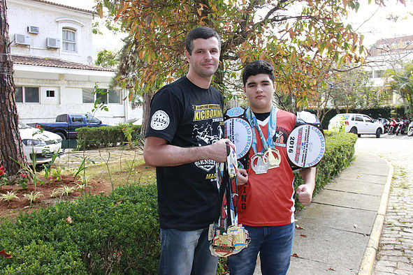 Pai e filho são lutadores e mostram suas medalhas (Divulgação Daniel Marcus/ PMNF)