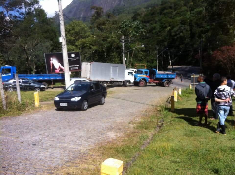 Bloqueio de caminhões na Estrada do Girassol (Foto de leitora)