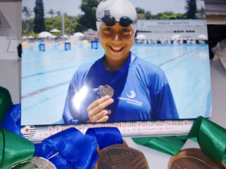 A jovem nadadora Giulianna vem colecionando conquistas no esporte que abraçou motivada por uma indicação médica