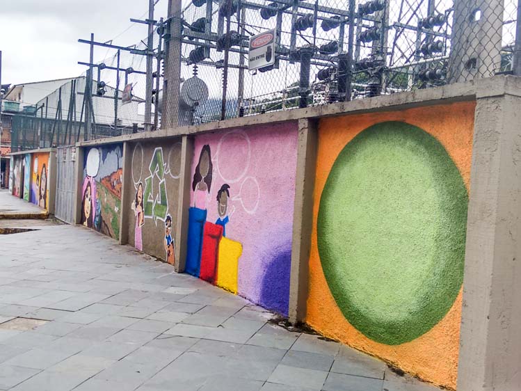Os desenhos estão atraindo a atenção de motoristas e pedestres que passam pelo local (Foto: Divulgação)
