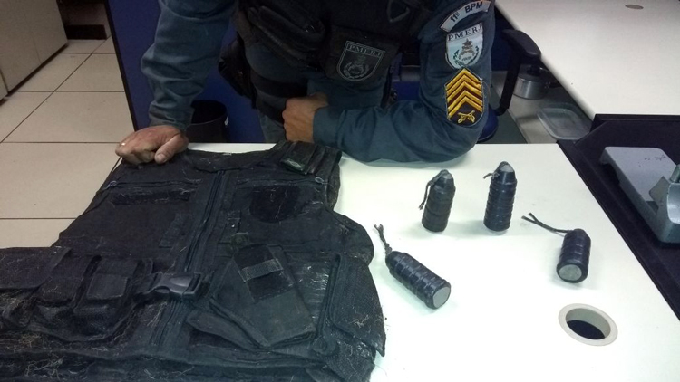Polícia encontra 4 granadas e colete à prova de balas no Morro do Rui