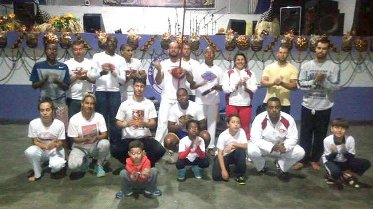 Alguns integrantes do grupo Abadá de Capoeira: esporte e conscientização unidos no próximo dia 10 (Foto: Divulgação)