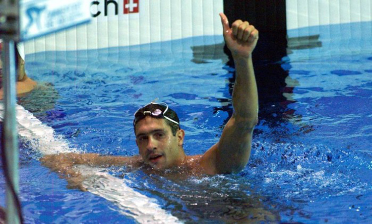 Gustavo Borges na piscina, após mais uma vitória (Foto: Arquivo O GLOBO)