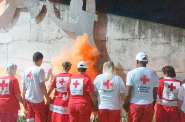 Integrantes da Cruz Vermelha de Nova Friburgo oram junto ao monumento (Divulgação)