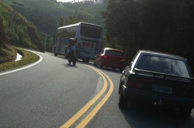 A estrada Serramar é muito estreita e sinuosa não comportando o tráfego de ônibus grandes. Autrac teme por acidentes (Foto: Arquivo)