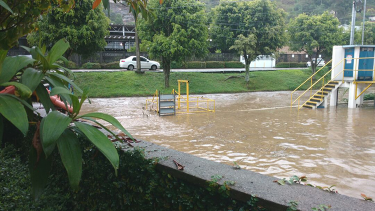 Na Rua Tiradentes, o Rio Cônego transbordou (Foto: Leitor via WhatsApp)