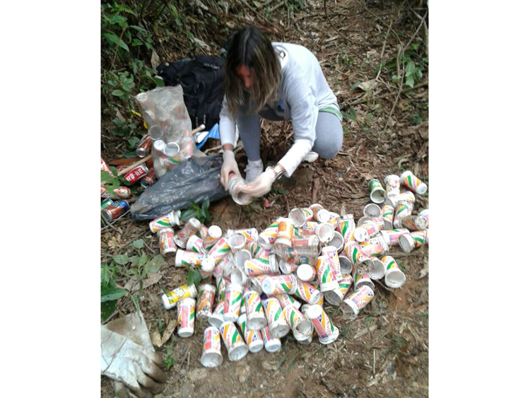 Excursionistas recolhem lixo do Morro da Cruz