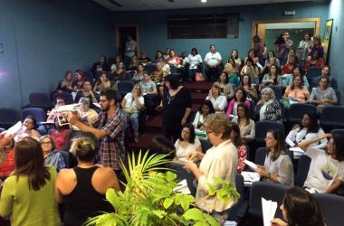 A oficina de capacitação reuniu diversos professores da rede municipal no auditório do centro administrativo da Prefeitura (Foto: Divulgação)