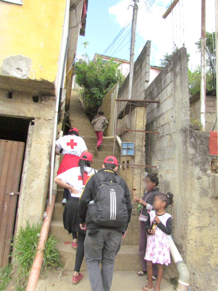 Voluntários da Cruz Vermelha sobem as escadarias do Alto do Floresta (Fotos: Divulgação Cruz Vermelha Brasileira)