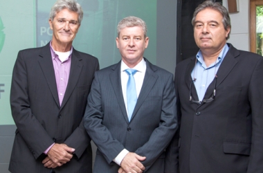 Evaristo Monteiro (ao centro) junto a Eduardo Rebuzzi, presidente da Fetranscarga, e Francesco Cupello, presidente do Sindicarga-RJ (divulgação)