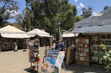 A feira de livros na praça (Foto: Thiago Lima)