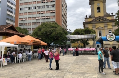 O evento reuniu parceiros e quem passou pela praça teve a chance de se informar sobre como se prevenir contra o câncer de mama (Foto: Thiago Lima)