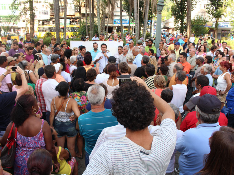 Manifestantes realizam ato na Praça Getúlio Vargas contra novo sistema de integração