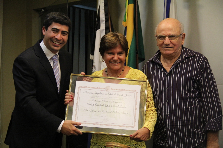 A ex-prefeita Saudade Braga, junto ao marido Roberto Braga, recebeu a honraria de Wanderson
