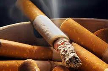 Cigarro em brasa: tabagismo custa à economia global mais de US$ 1 trilhão por ano, segundo a OMS (Foto: internet)