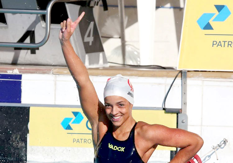 Jhennifer foi a segunda a entrar na piscina neste sábado