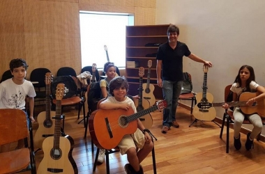 Sérgio Knust com alunos do projeto Jovens Músicos (Arquivo O Globo)