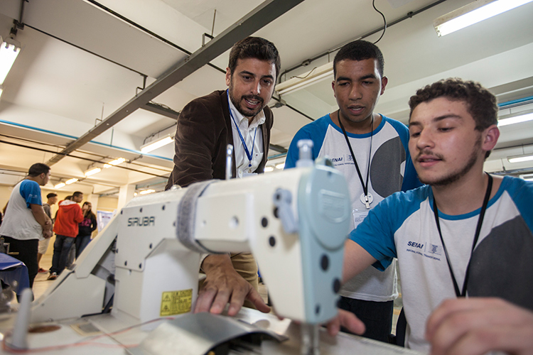 Estudantes friburguenses adaptam máquina de costura para deficientes físicos