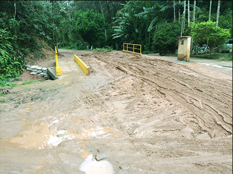 O lamaçal cobriu a ponte da Lagoinha