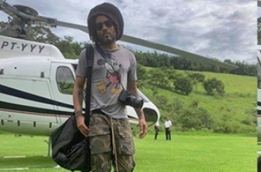 Lenny Kravitz chega de helicóptero em Duas Barras (Reprodução da web)