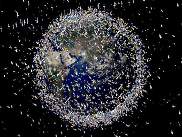 Imagem divulgada em 2013 pela Agência Espacial Europeia (ESA) do lixo espacial acumulado na órbita terrestre. Há cerca de 12 mil objetos em volta do planeta, a maioria de satélites mortos, pedaços de foguetes e outros materiais sobre os quais não se tem nenhum controle (Cortesia de ESA)