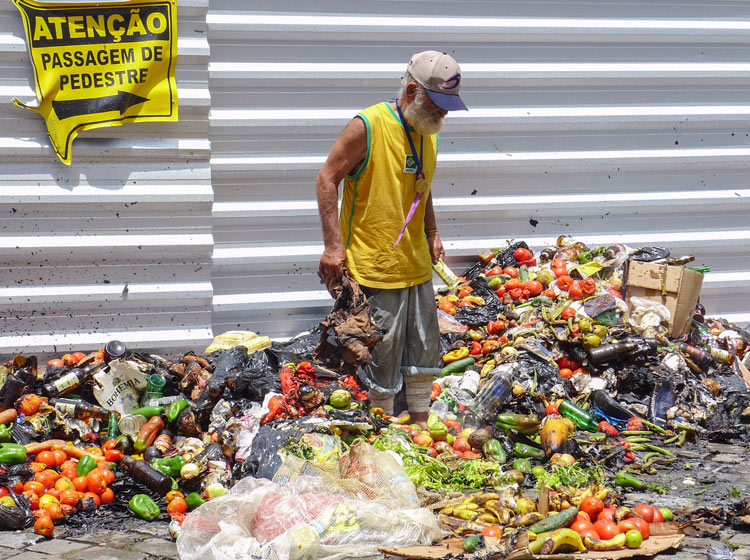 Lixo fica exposto durante horas, material é incendiado e bombeiros são chamados