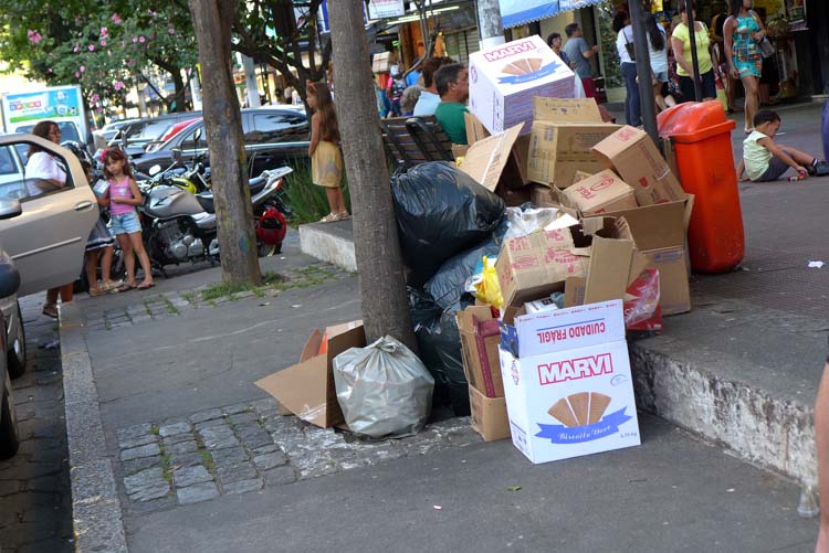 O descarte de grande quantidade de lixo em dias movimentados como a véspera de Natal gerou um mau aspecto no principal centro comercial friburguense