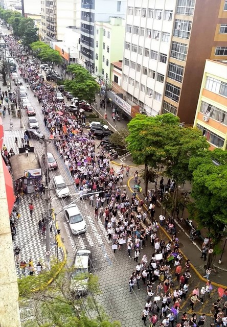 A passeata contra Bolsonaro leva uma multidão à Alberto Braune (Foto do leitor Lucas Figueira)