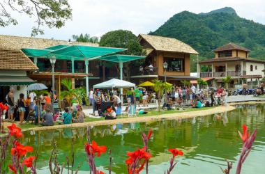 O charmoso distrito de Lumiar, com lojinhas de artesanato e restaurantes de comida caseira, também é muito procurado para passeios bucólicos