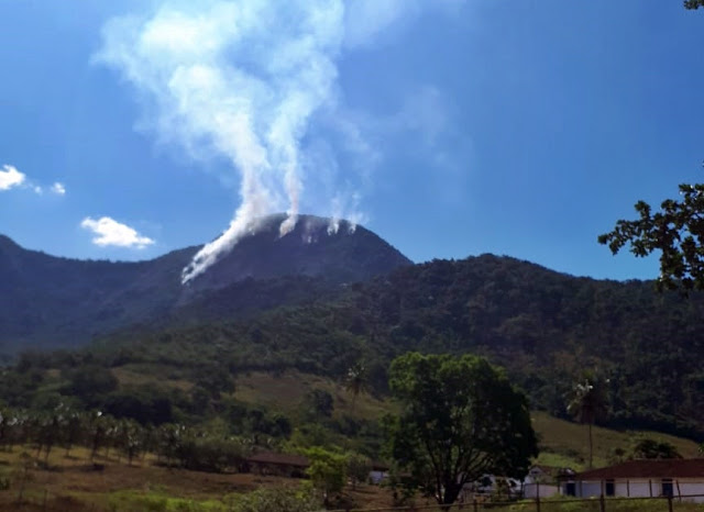 O incêndio no Parque do Desengano, em Madalena (Reprodução da web)