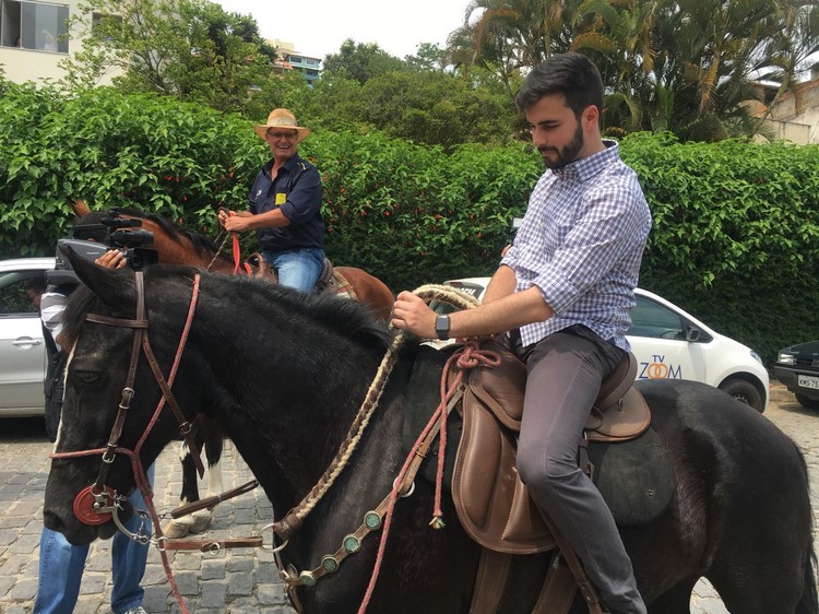 O secretário de Cultura, Marcos Marins, mostra suas habilidades a cavalo (Arquivo pessoal)