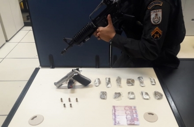 A pistola 380 e as drogas arrecadadas com o jovem que morreu no confronto foram apresentadas pela PM na Delegacia Legal (Foto: 11 BPM)