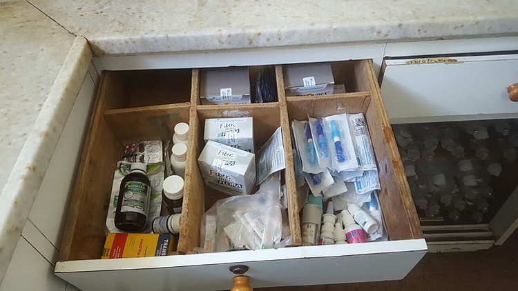 Medicamentos estavam em farmácias nas unidades de saúde sem registro (Foto: PMNF)