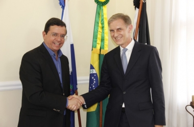 O cônsul Rudolf Wyss com o prefeito Renato Bravo em visita a Nova Friburgo (Arquivo AVS)