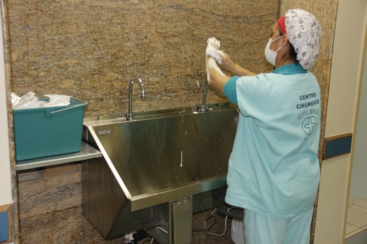 Funcionária higieniza as mãos no Centro Cirúrgico (Divulgação PMNF)
