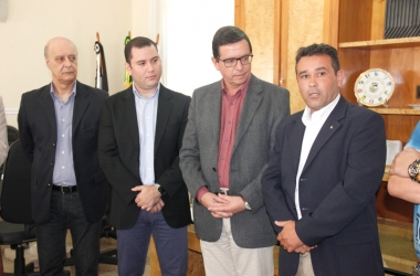 Daniel Lage (primeiro à direita) tomou posse no gabinete do prefeito Renato Bravo