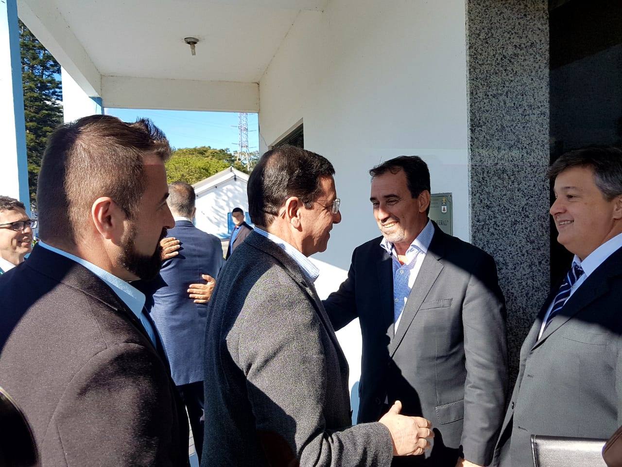 Seguido do secretário Christiano Huguenin, o prefeito Renato Bravo cumprimenta o ministro Gilberto Occhi (Divulgação PMNF)