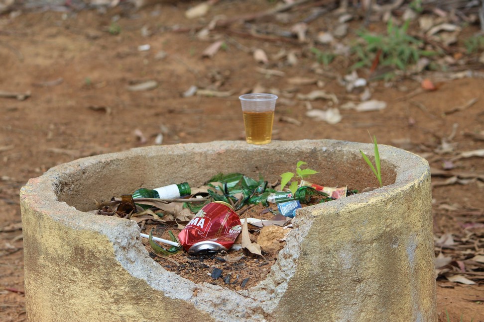 Copos plásticos, latas, garrafas de vidro: todo tipo de material espalhado pelo lugar (Fotos do leitor Carlos Barcelos)