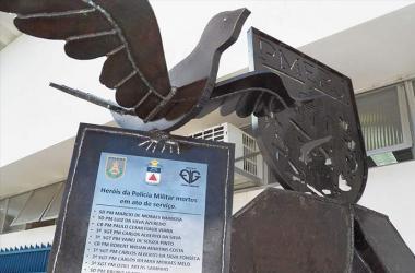 A escultura Pomba da Paz apresenta uma placa com os nomes dos agentes mortos em serviço