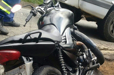 A moto preta foi recuperada numa ação de combate às drogas (Foto: 11º BPM)